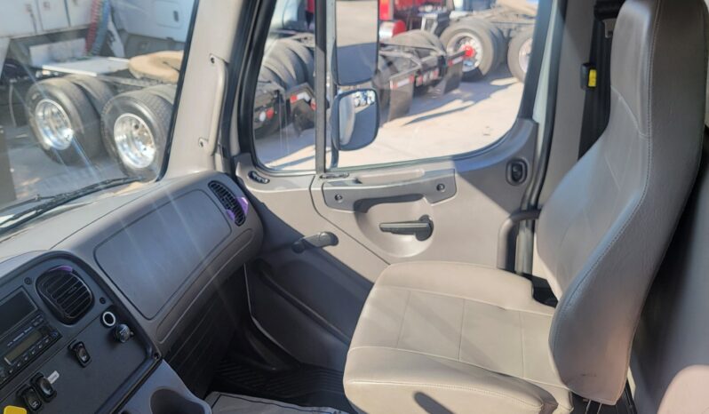 
								2015 FREIGHTLINER BOX TRUCK 24′ full									